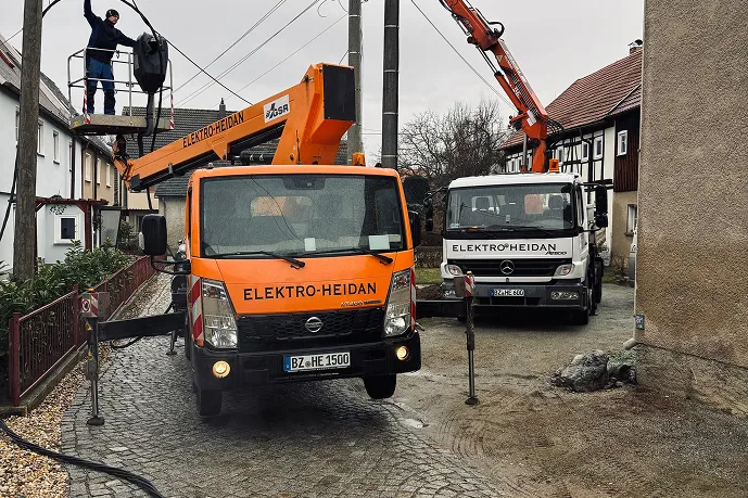 Elektro Heidan mit 2 Kränen an einer Freileitung