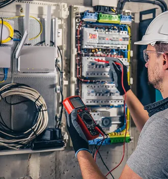 Elektroinstallateur (m/w/d) bei einer Schaltschrankprüfung