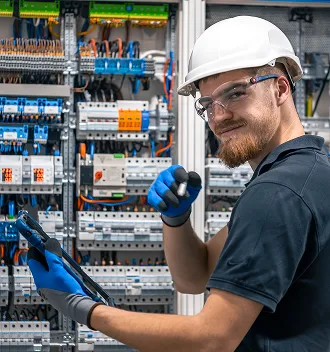Ausbildung zum Elektroniker für Energie- und Gebäudetechnik (m/w/d) bei der Arbeit